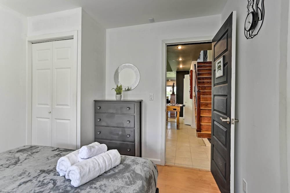 Luxe Lakefront Family Cottage: Private Beach, Dock