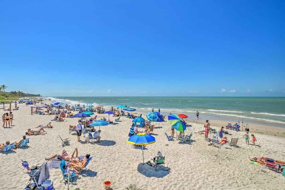 Condo w/ Pool Access: Walk to Shopping & Beach!