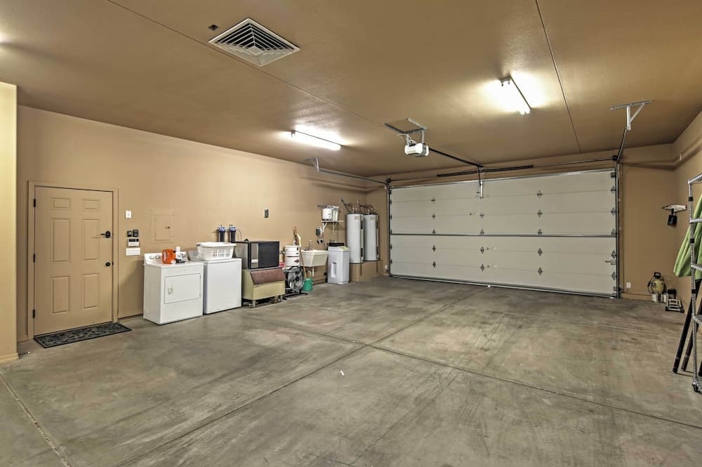 < 2 Mi to Lake Havasu: Spacious Home w/ Patio!