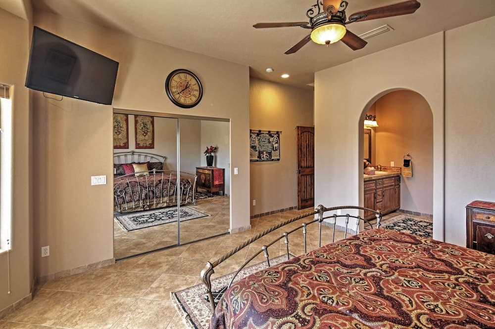 < 2 Mi to Lake Havasu: Spacious Home w/ Patio!