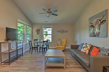 Charming Candler Cottage ~ 12 Miles to Asheville!