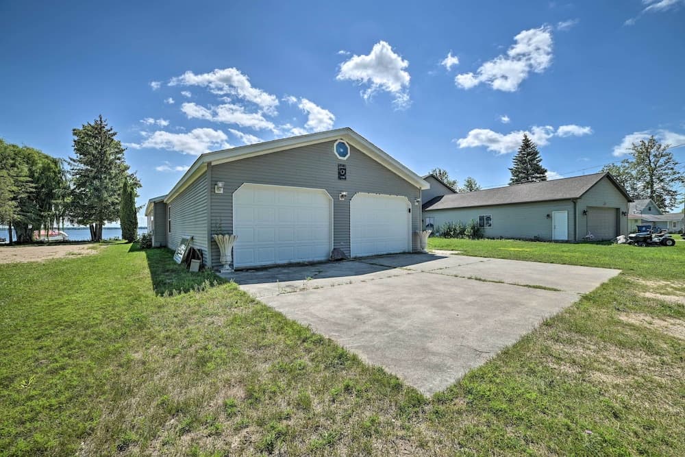 Houghton Lake House w/ Fire Pit - 2 Mi to Trails!