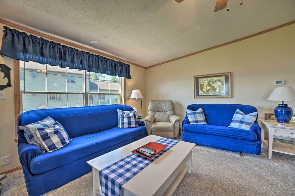 Houghton Lake House w/ Fire Pit - 2 Mi to Trails!