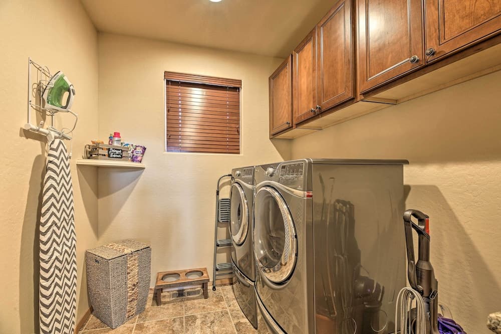 Dog-friendly Show Low Cabin w/ Deck & Views!