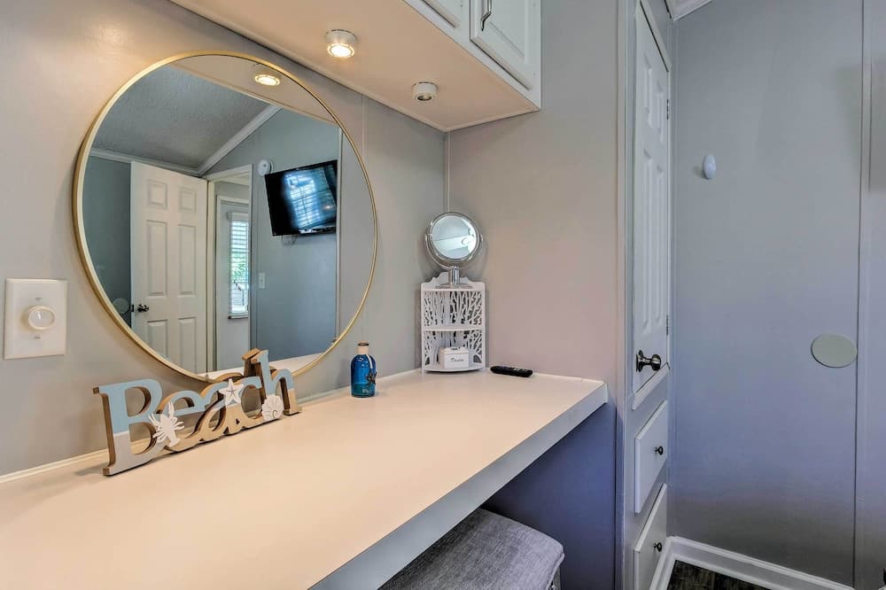 Walk to Beach: Miramar Tropical Cabana w/ Deck!