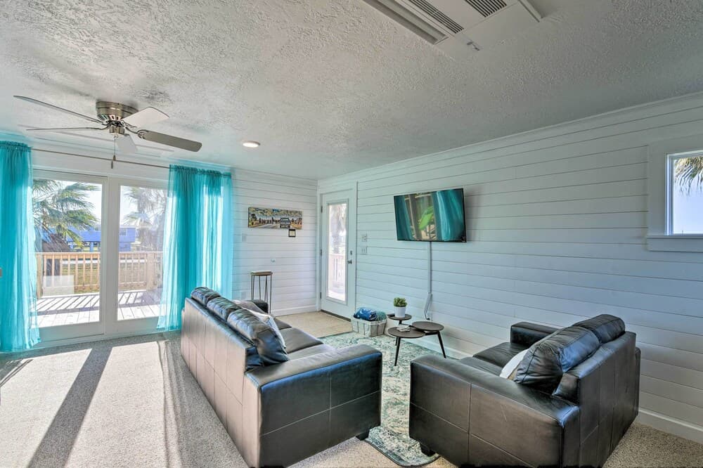 < 1 Mi to Surfside Beach: Open-concept Cottage