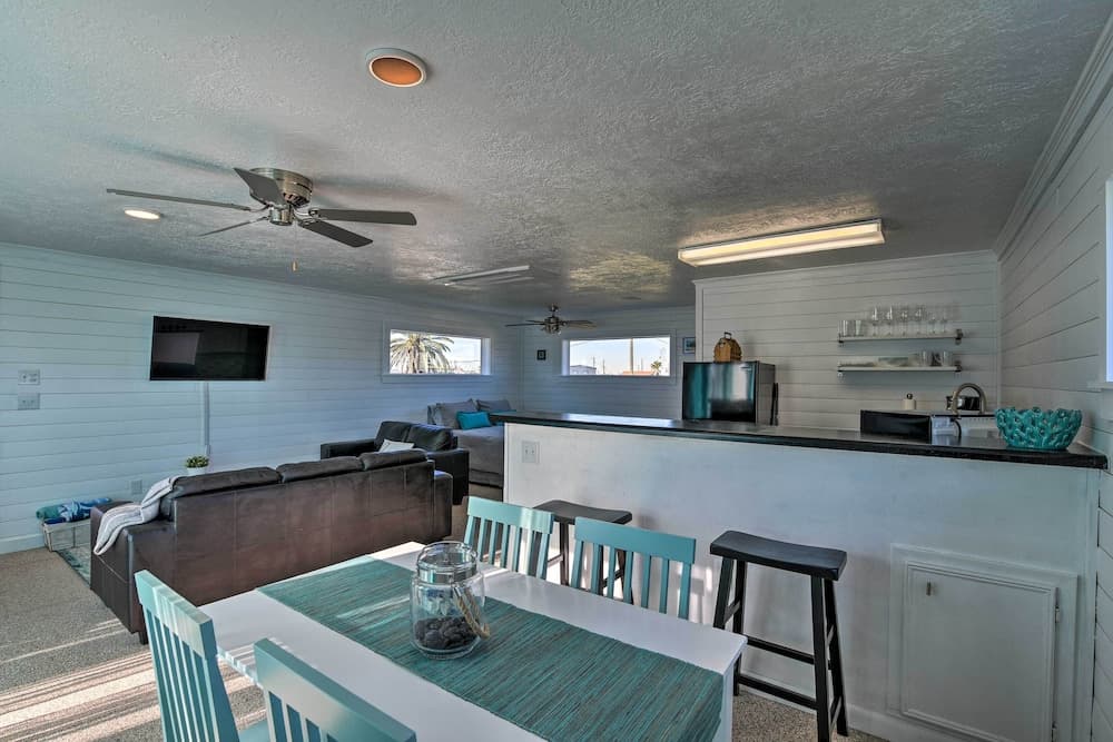 < 1 Mi to Surfside Beach: Open-concept Cottage
