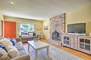 Home W/yard, Walk to Beach, Pier, 8 Mi to Legoland