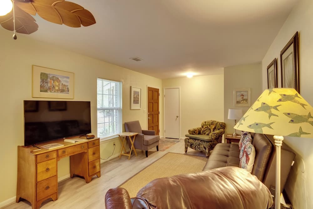 Downtown Home w/ Yard & BBQ - 6 Mi to Downtown!