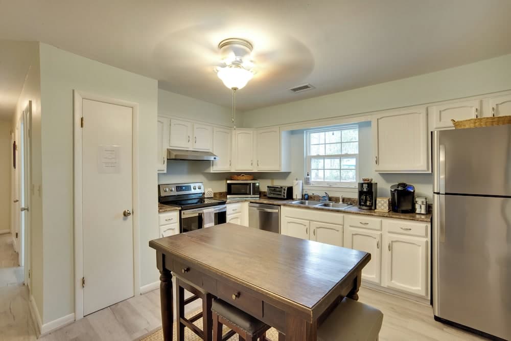 Downtown Home w/ Yard & BBQ - 6 Mi to Downtown!