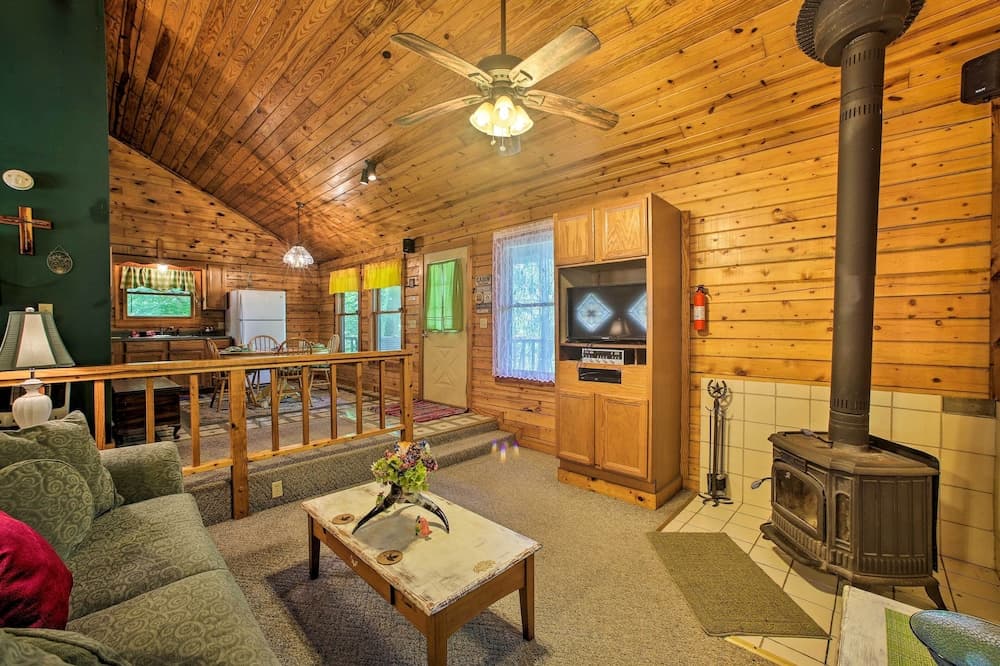 Eureka Springs Studio w/ Deck, Views & Bbq!