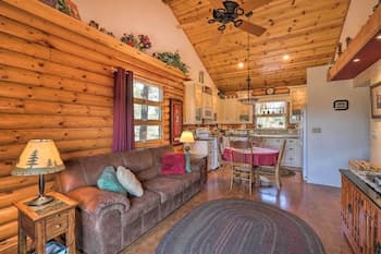 5-star Log Cabin: Quaint & Cozy, Near Grand Canyon