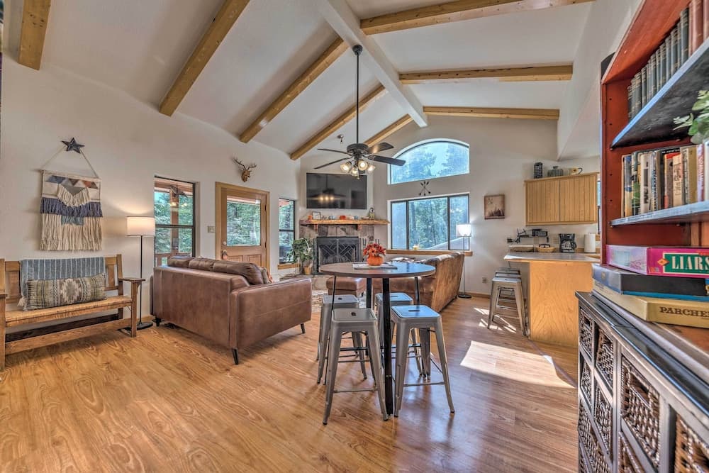 Charming 'coppertop' Cloudcroft Cabin: 3 Mi to Ski