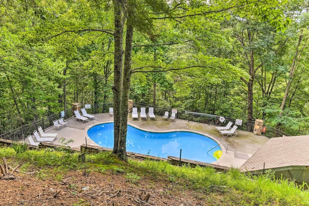 Hot Tub & Game Room: Gatlinburg Golf Getaway!