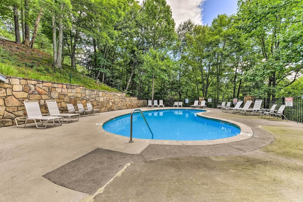 Hot Tub & Game Room: Gatlinburg Golf Getaway!