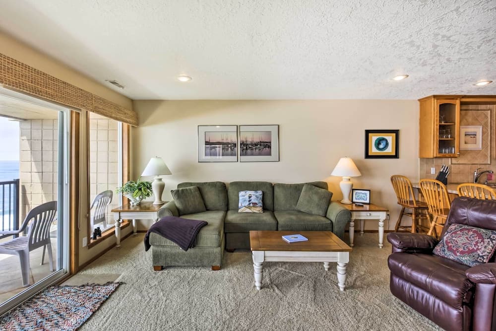 Lincoln Beach Condo w/ Balcony + Ocean Views!