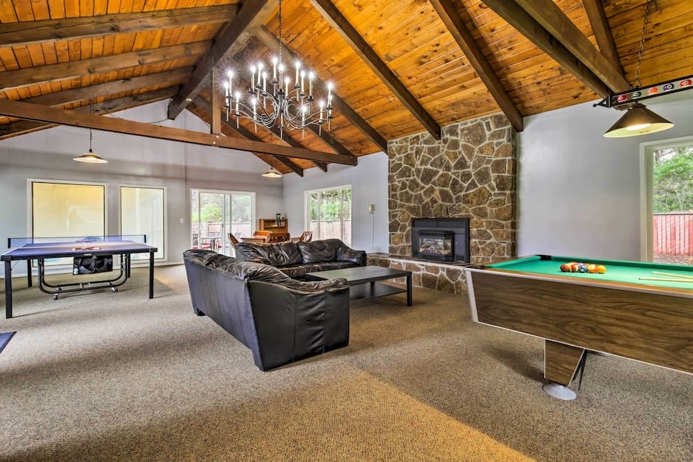 Lincoln Beach Condo w/ Balcony + Ocean Views!