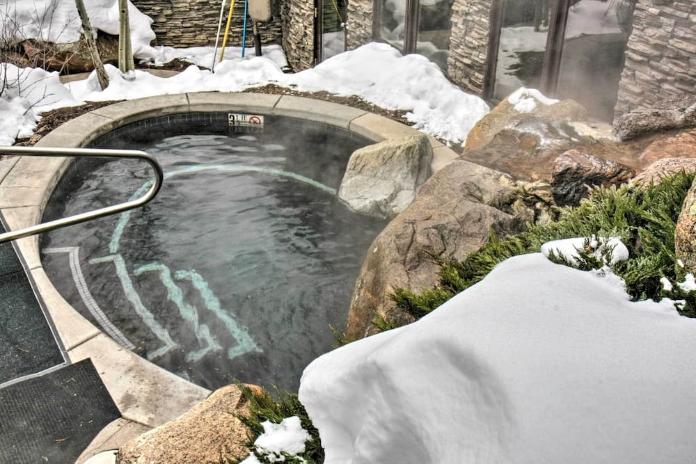 Ski Lovers Studio w/ Easy Pool + Hot Tub Access!