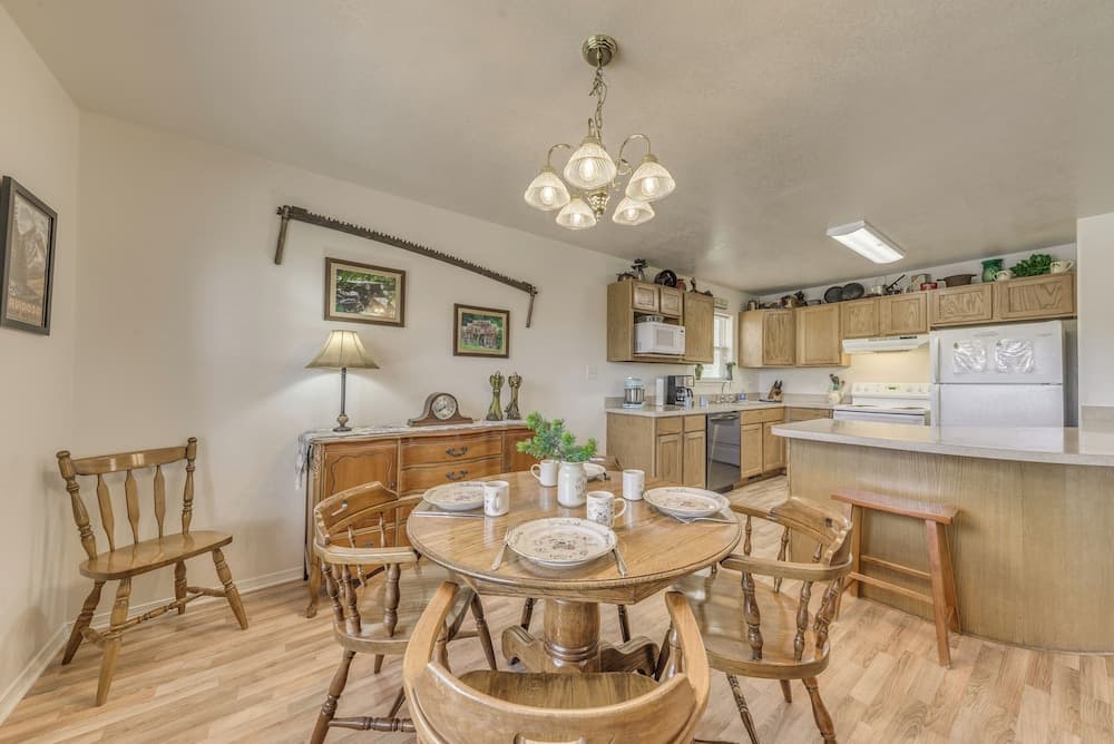 Hillside Haven w/ Deck < 2 Miles to Dwtn Ruidoso!