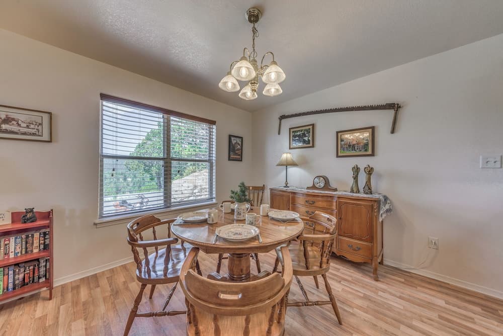 Hillside Haven w/ Deck < 2 Miles to Dwtn Ruidoso!