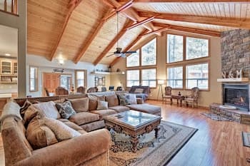 Munds Park Getaway w/ Spacious Porch & Volleyball!