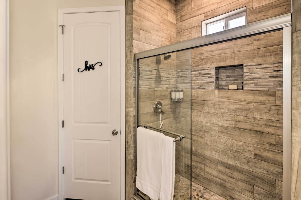 Bright Home w/ Yard, 4 Mi to Colorado River!