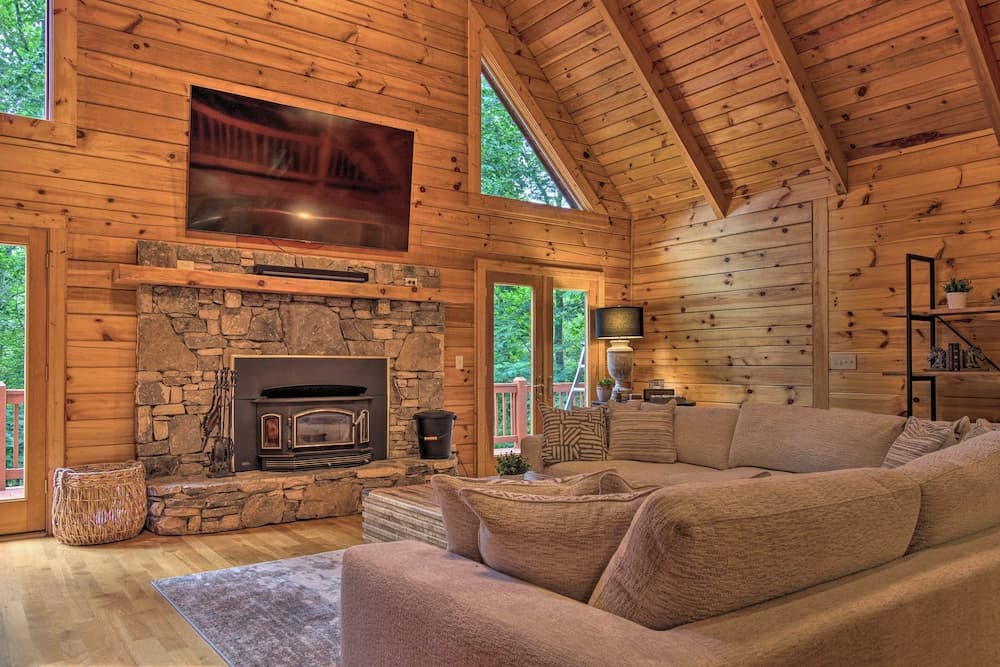 7 Mi to Ski Slopes: Mars Hill Cabin w/ Hot Tub!