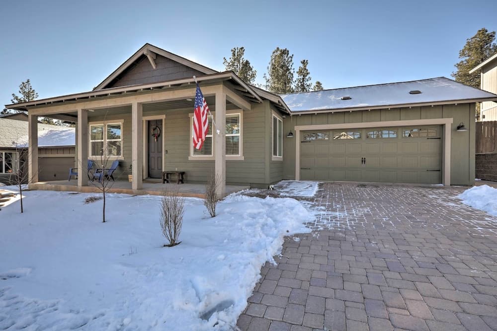 Flagstaff Family Hideaway w/ Guest House!