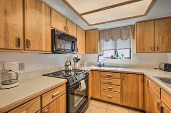 Red Rock Retreat Condo w/ Grill 16 Mi to Park