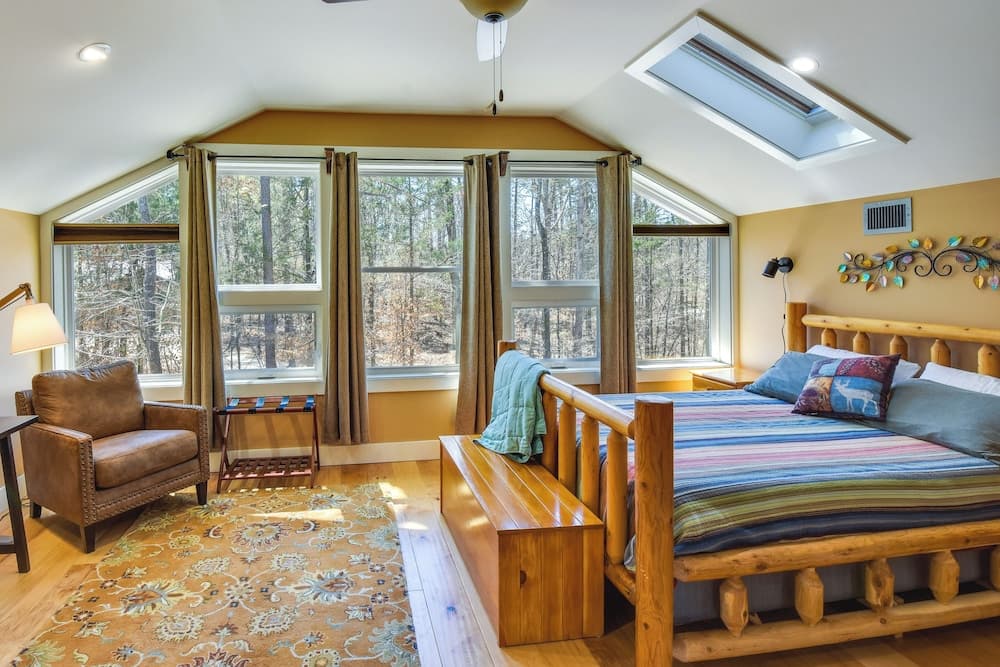 Romantic, Cozy Loft w/ Yard, 5 Miles to Clemson