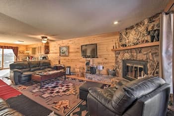 Downtown Red River Retreat w/ Mtn Views + Yard