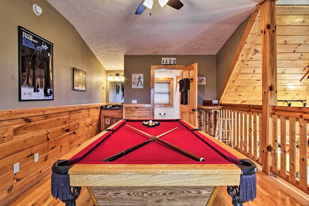 'breathtaking View' Cabin w/ Game Room & Hot Tub!
