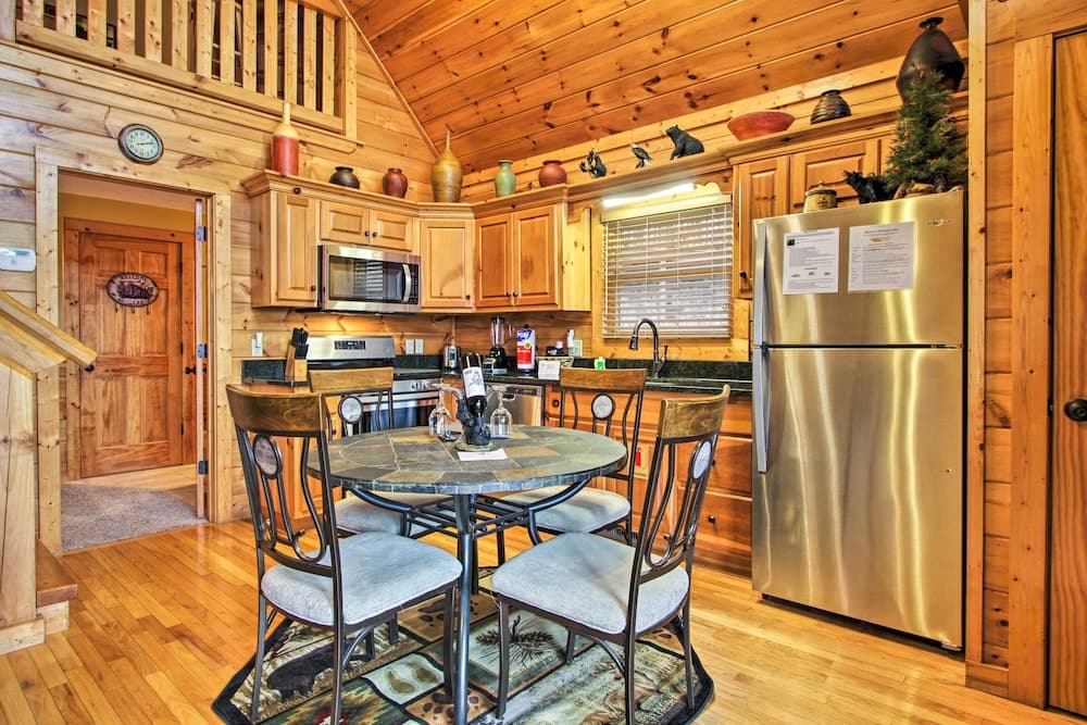 'breathtaking View' Cabin w/ Game Room & Hot Tub!