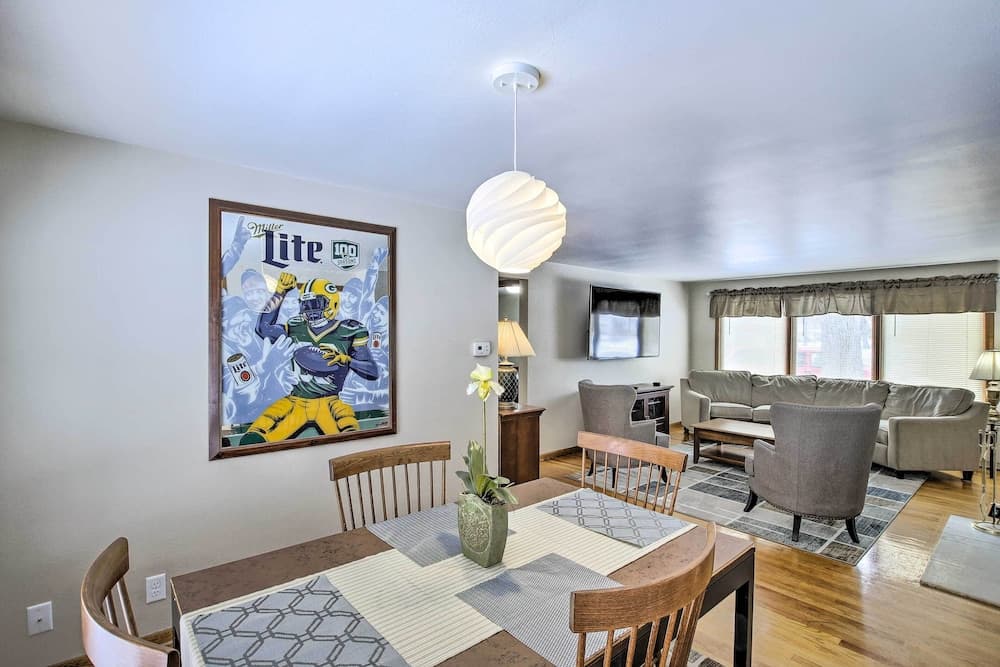 Green Bay Home: 3 Blocks to Lambeau Field!