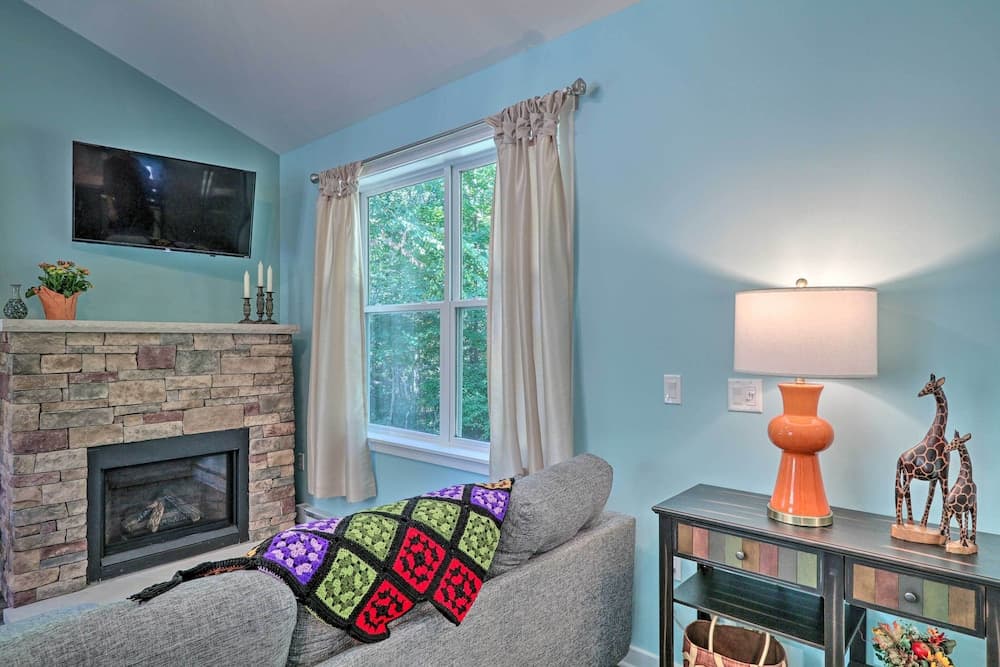 16 Mi to Ski Slopes! Creekside Poconos Cottage