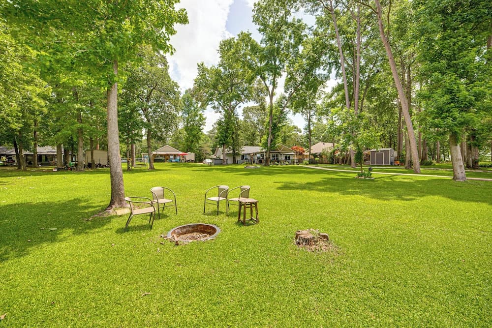 Pet-friendly Lakefront Getaway w/ Hot Tub!