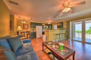 Bright Coastal Condo: Walk to Lido Key Beach!