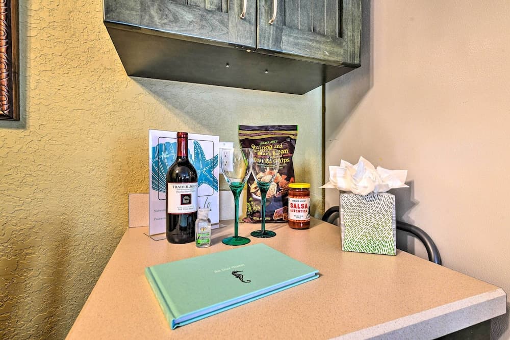 Bright Coastal Condo: Walk to Lido Key Beach!