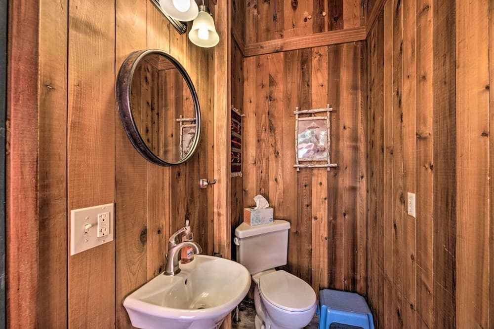 Quiet Retreat w/ Hot Tub - 16 Miles to Ski Apache!