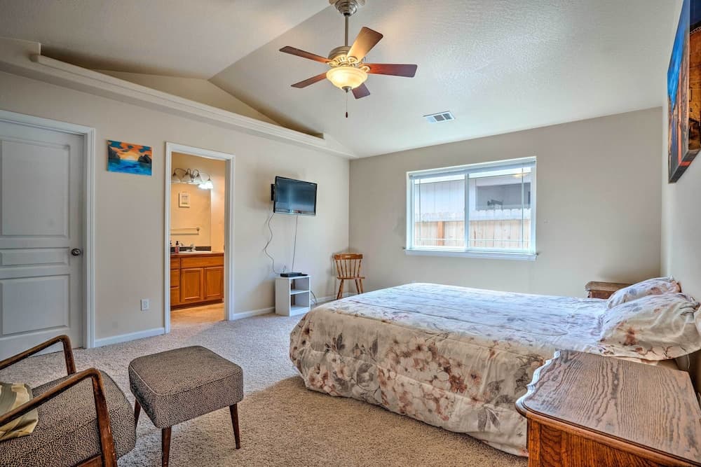 Grants Pass Home: 1 Mi to Downtown & Rogue River!