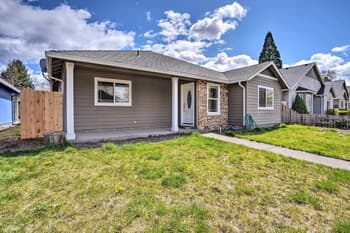 Grants Pass Home: 1 Mi to Downtown & Rogue River!