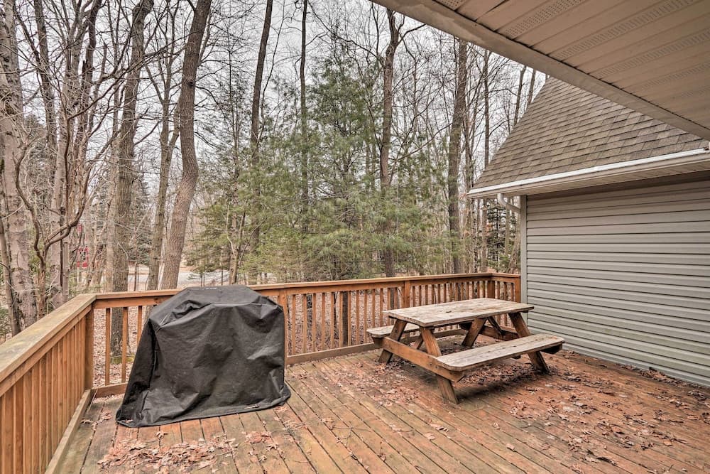 6 Mi to Skiing: Family Poconos Home w Decks!