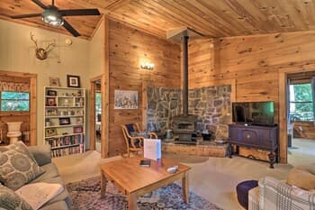 Rustic-yet-cozy Cabin w/ Fire Pit in Smokies!