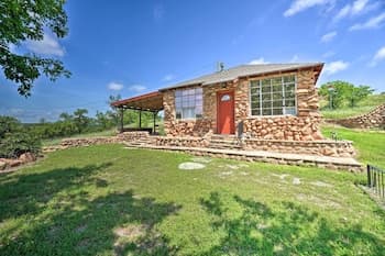 Enchanting Hilltop Cottage in Medicine Park!