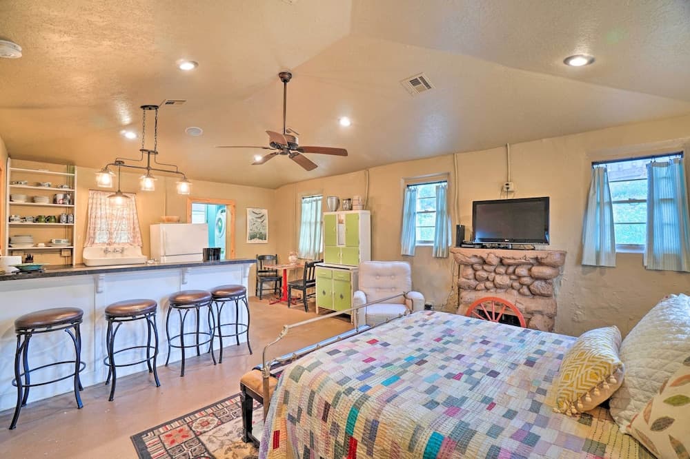 Enchanting Hilltop Cottage in Medicine Park!