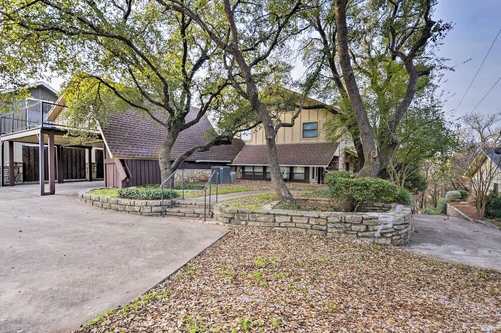 Bright n Breezy Waterfront Lake Granbury Getaway!