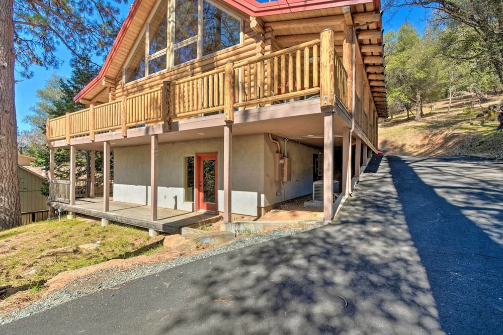 Updated Groveland Cabin w/ Wraparound Deck!