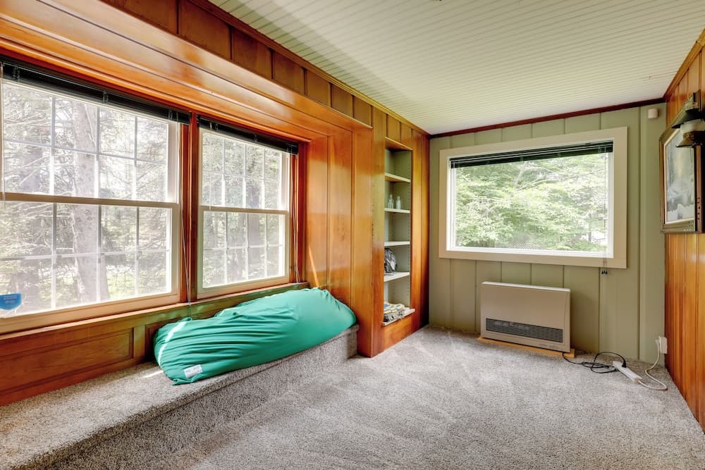 Franconia Escape on Half Acre w/ Fire Pit & Deck!