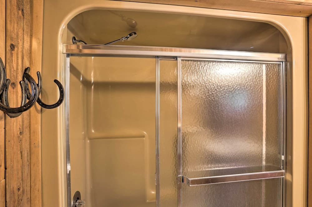 Whitewood Cabin: Deck, Gas Grill & Hot Tub!