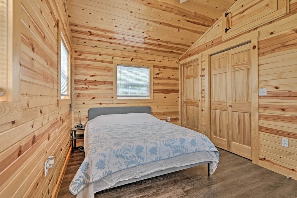 Cozy Bidwell Cabin w/ Deck: Trail & Creek Access!